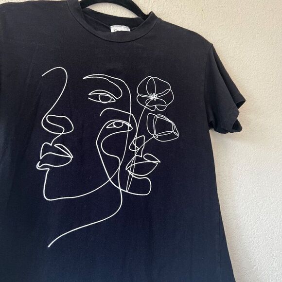 Dirtee Laundry Line Drawing Faces with Flower Black white Tee Size XS - Picture 2 of 4